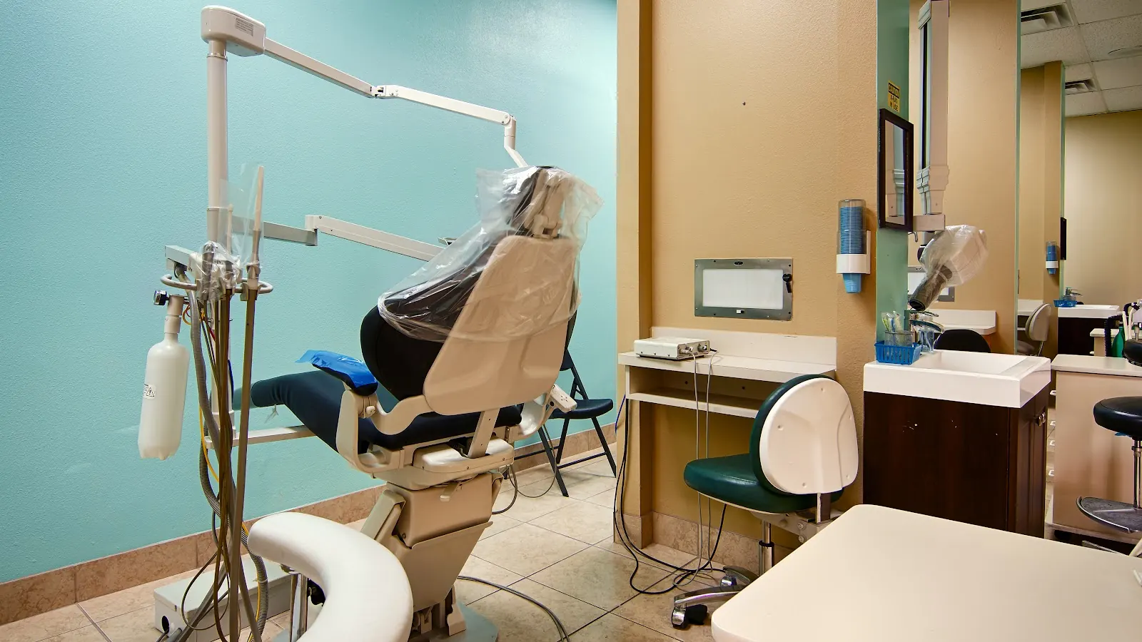 Foto 2 de la oficina Smiley Dental en Medallion Center Dallas